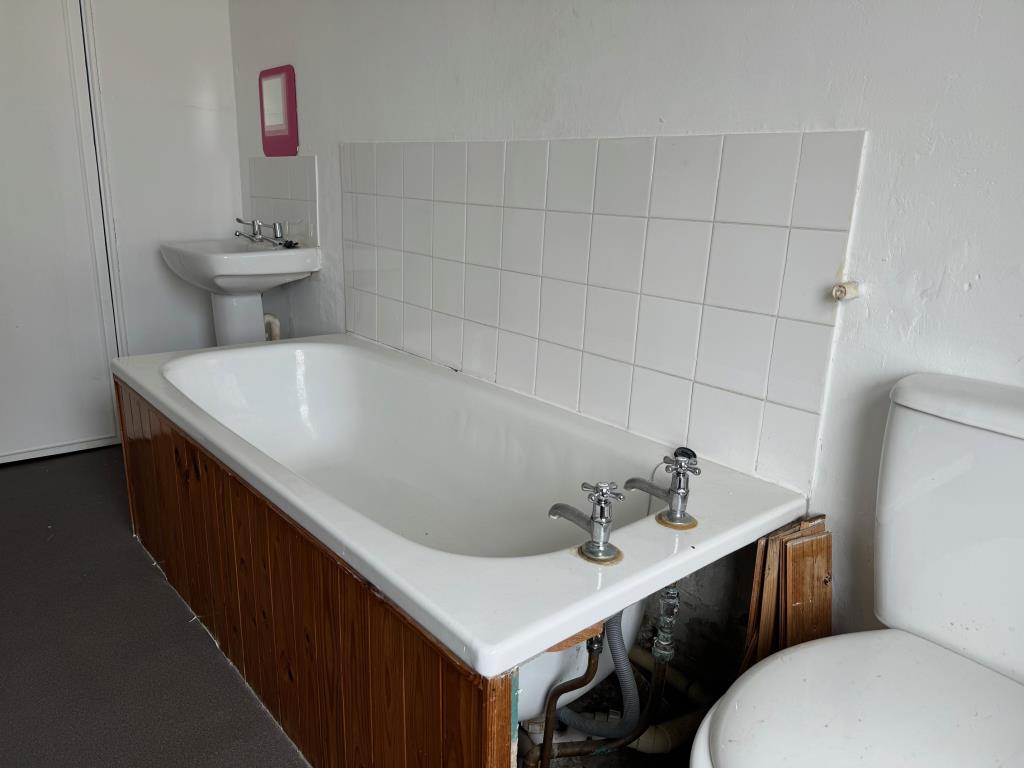 Lot: 46 - TWO-BEDROOM MAISONETTE FOR IMPROVEMENT - Bathroom/W.C.